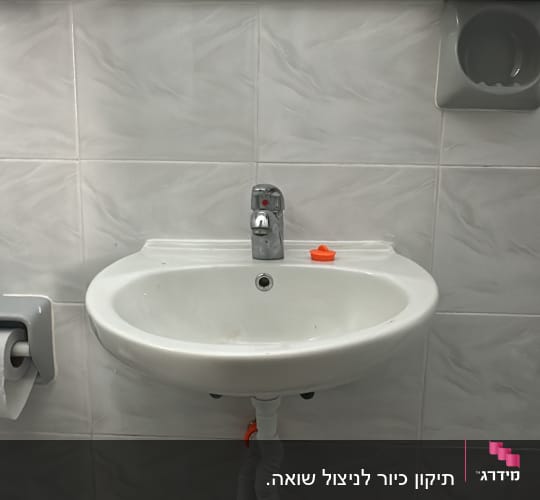 כיור אמבטיה עם ברז ומראה